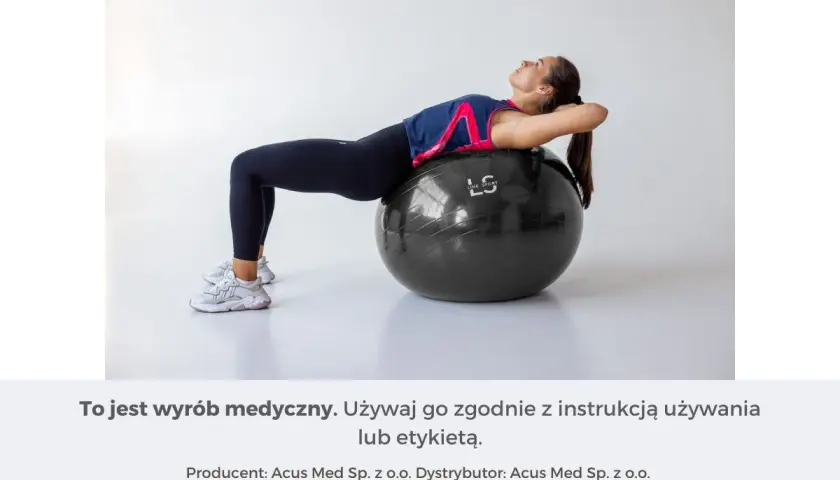 Kobieta ćwiczy na czarnej piłce gimnastycznej, opierając na niej plecy.